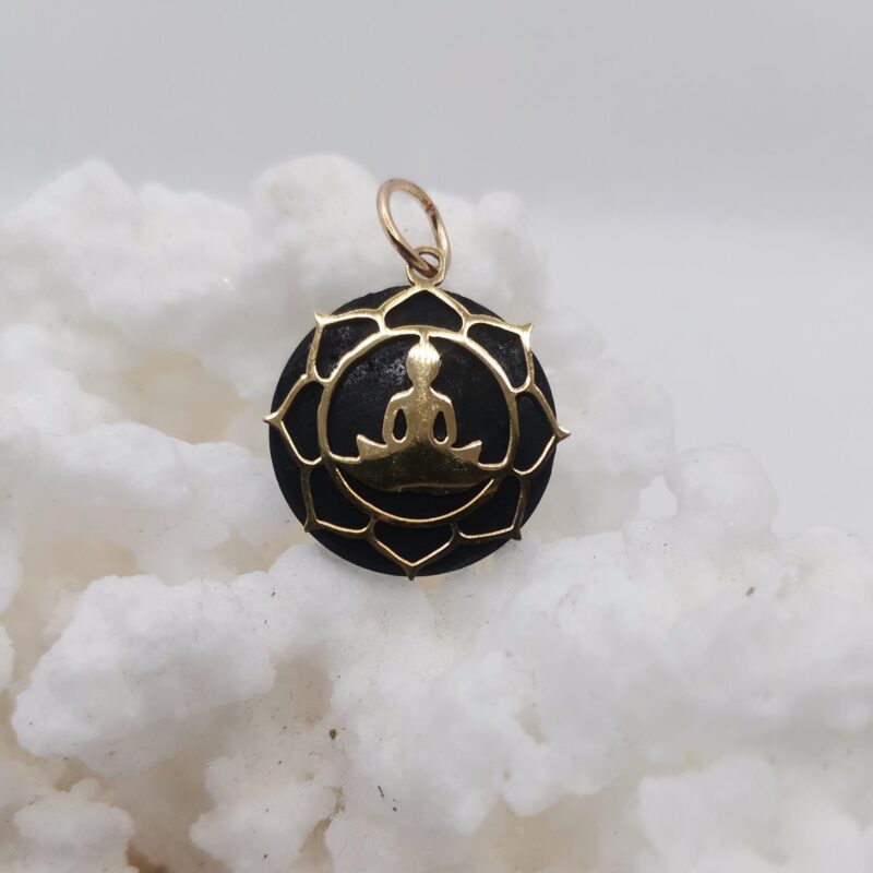 COLGANTE SHUNGIT ACERO DORADO BUDHA