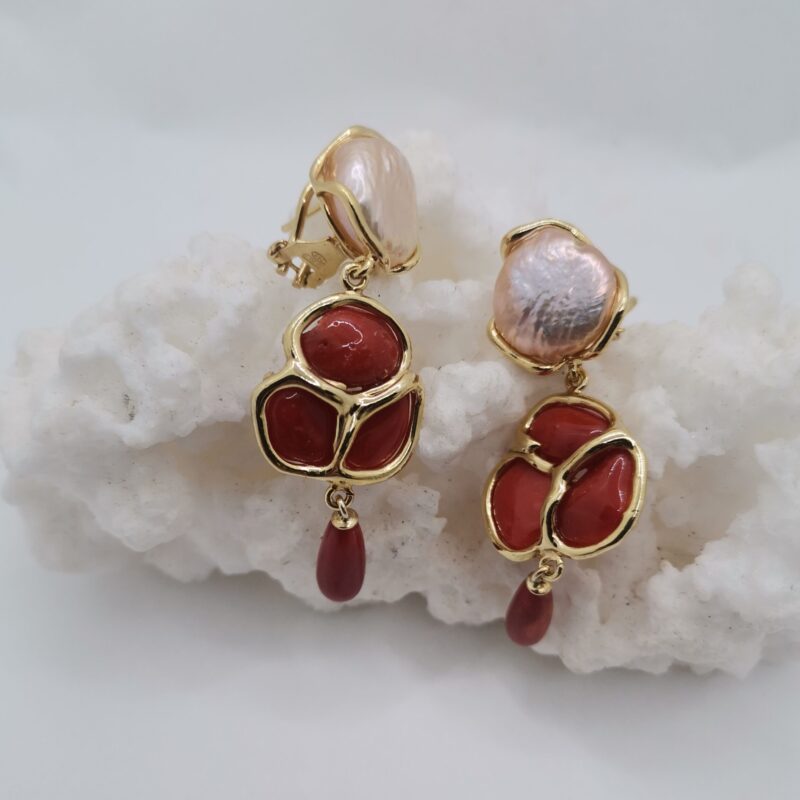 PENDIENTE CORAL ROJO Y PERLA ROSA PLATA BAÑO ORO