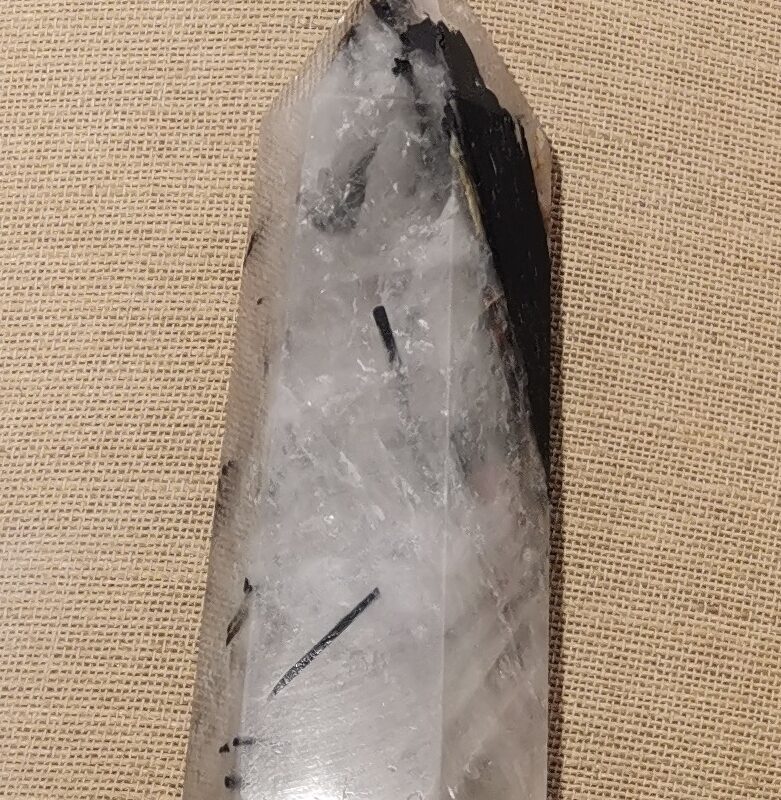 PUNTA CUARZO RUTILADO CON TURMALINA 620 GRAMOS
