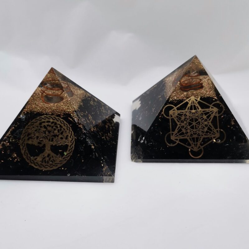 ORGONITA PIRAMIDE SHUNGIT SIMBOLOS DORADOS