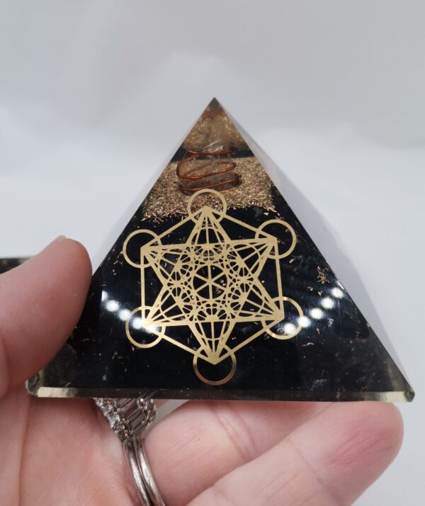 ORGONITA PIRAMIDE SHUNGIT SIMBOLOS DORADOS - Imagen 2