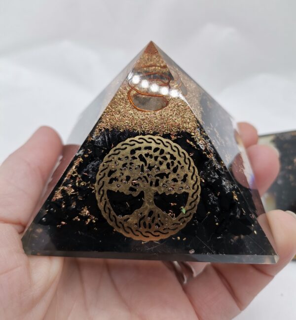 ORGONITA PIRAMIDE SHUNGIT SIMBOLOS DORADOS - Imagen 3