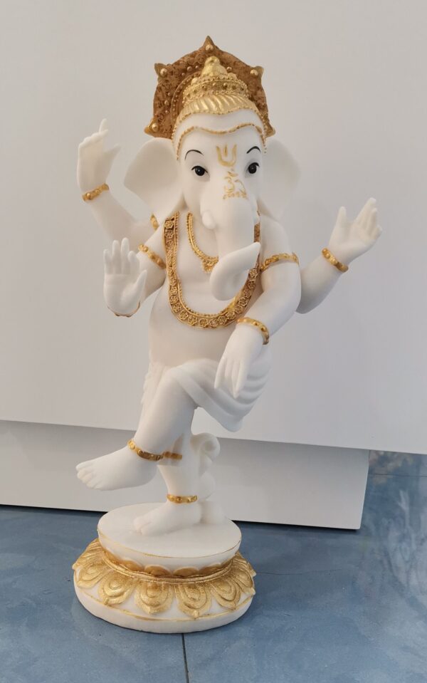 GANESHA BLANCA Y DORADA DE PIE SOBRE UNA PIERNA