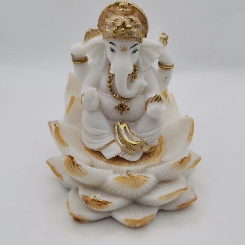GANESHA BLANCA Y DORADA SOBRE FLOR LOTO 8 CM