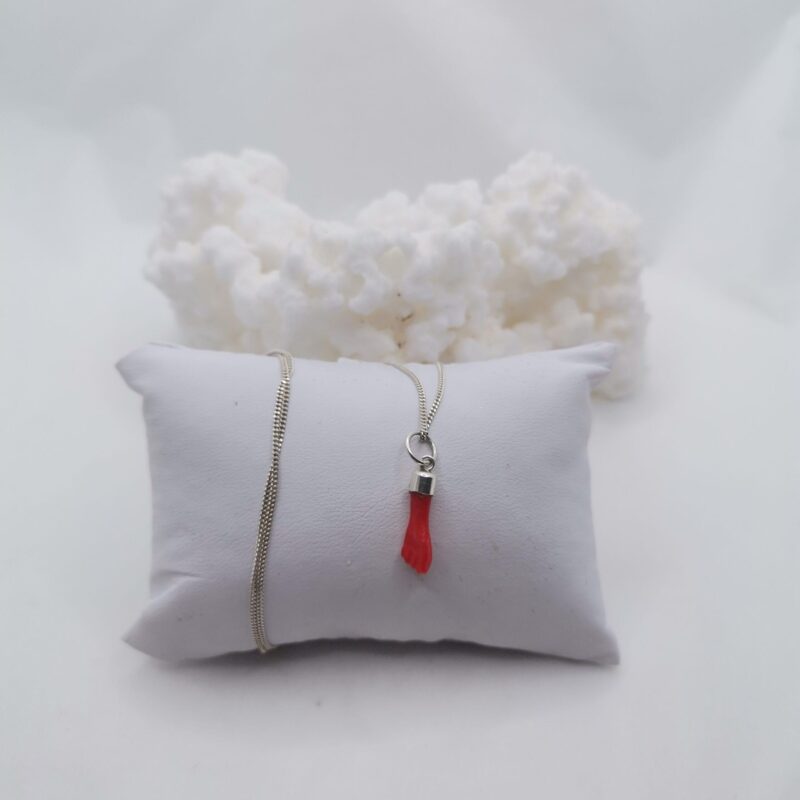 COLGANTE CON CADENA PUÑO ROJO DE PROTECCION Y SUERTE