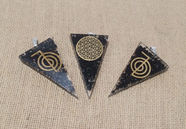 COLGANTE ORGONITA SHUNGIT TRIANGULO