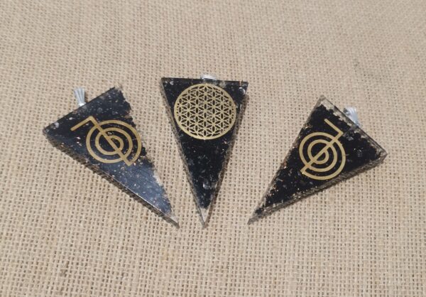 COLGANTE ORGONITA SHUNGIT TRIANGULO