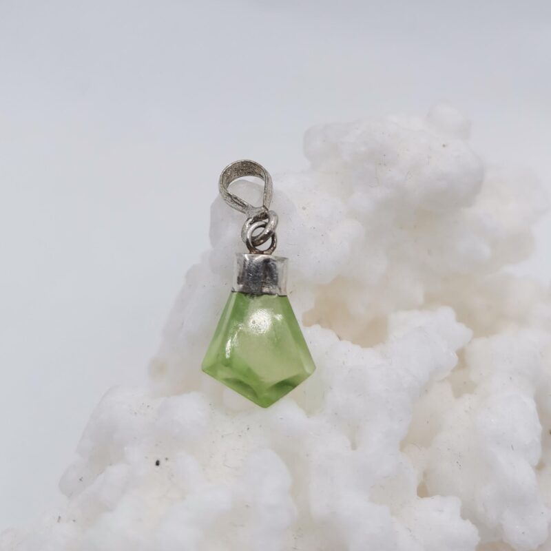 COLGANTE PUNTA ASIMETRICA OLIVINO PLATA 25