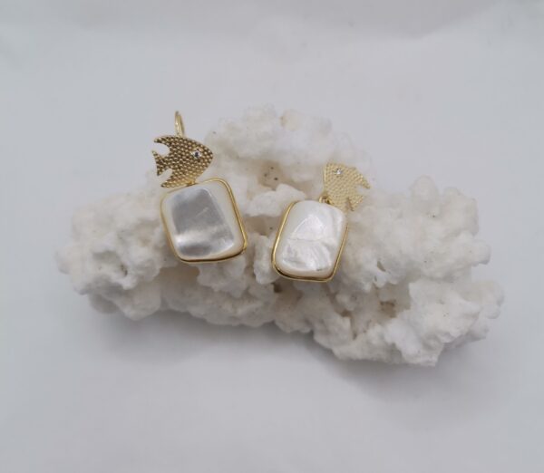 PENDIENTE PERLA RECTANGULAR Y PEZ PLATA BAÑO EN ORO