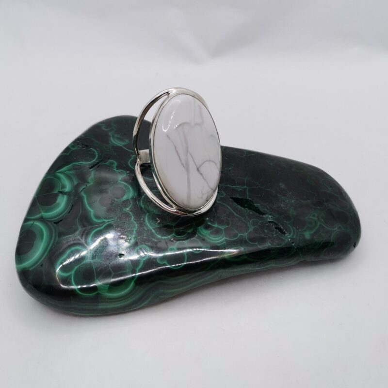 ANILLO PLATA OVALO GRANDE HOWLITE BLANCO