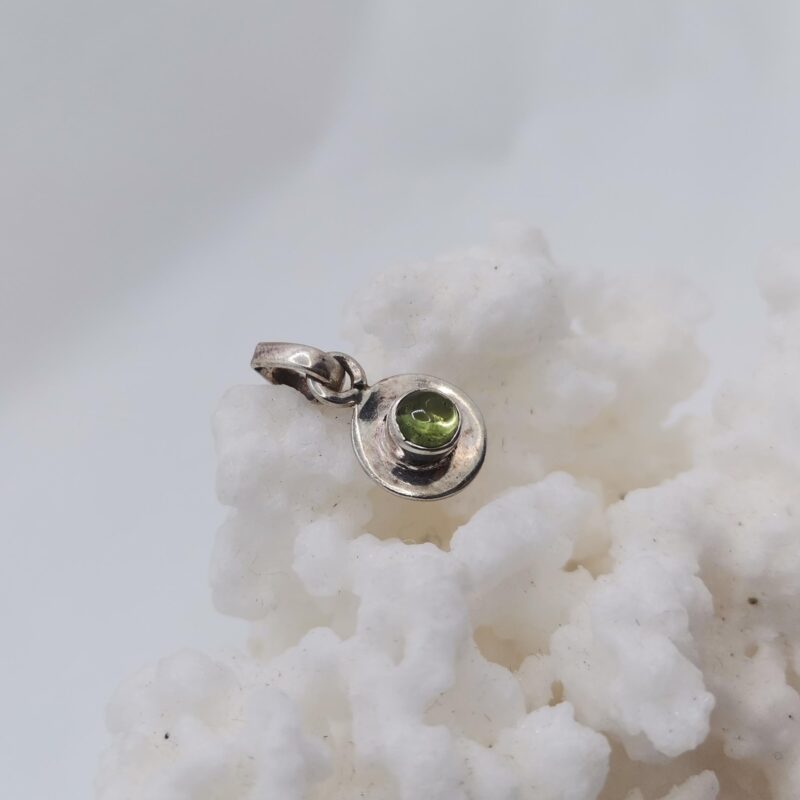 COLGANTE BOTON DE OLIVINO PLATA
