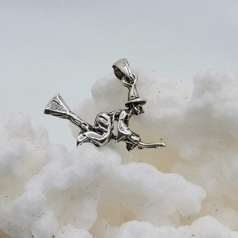 COLGANTE BRUJA SOBRE ESCOBA PROTECCION Y SUERTE PLATA