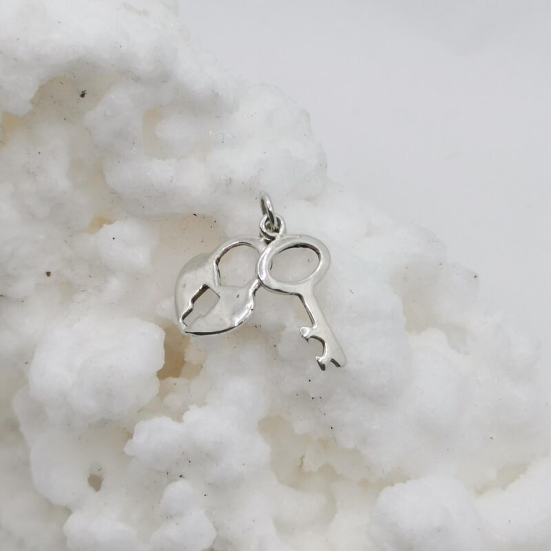 COLGANTE CORAZON CERRADURA Y LLAVE PLATA