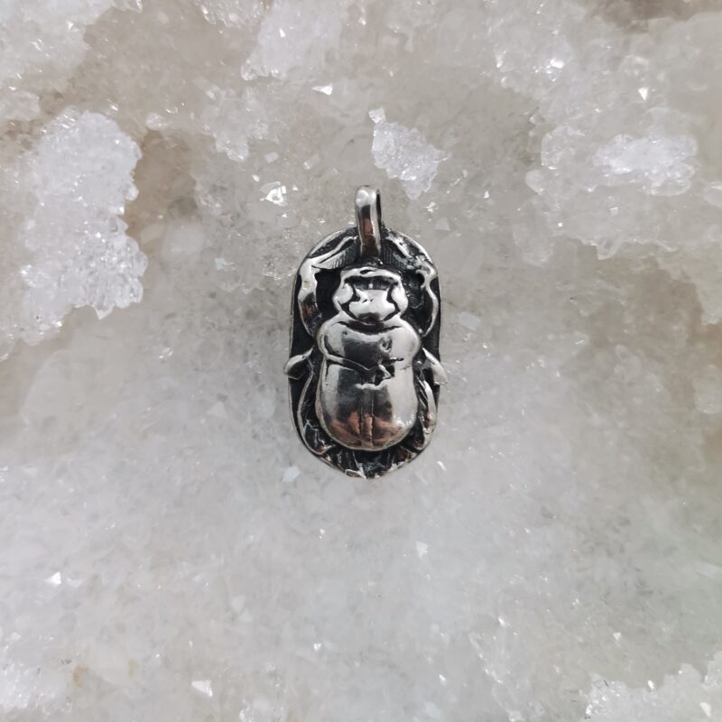 COLGANTE ESCARABAJO EGIPCIO PLATA