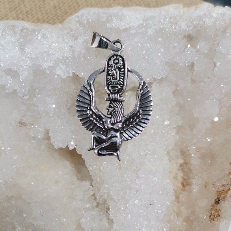 COLGANTE ISIS ALADA SENTADA CON SIMBOLOGIA PLATA