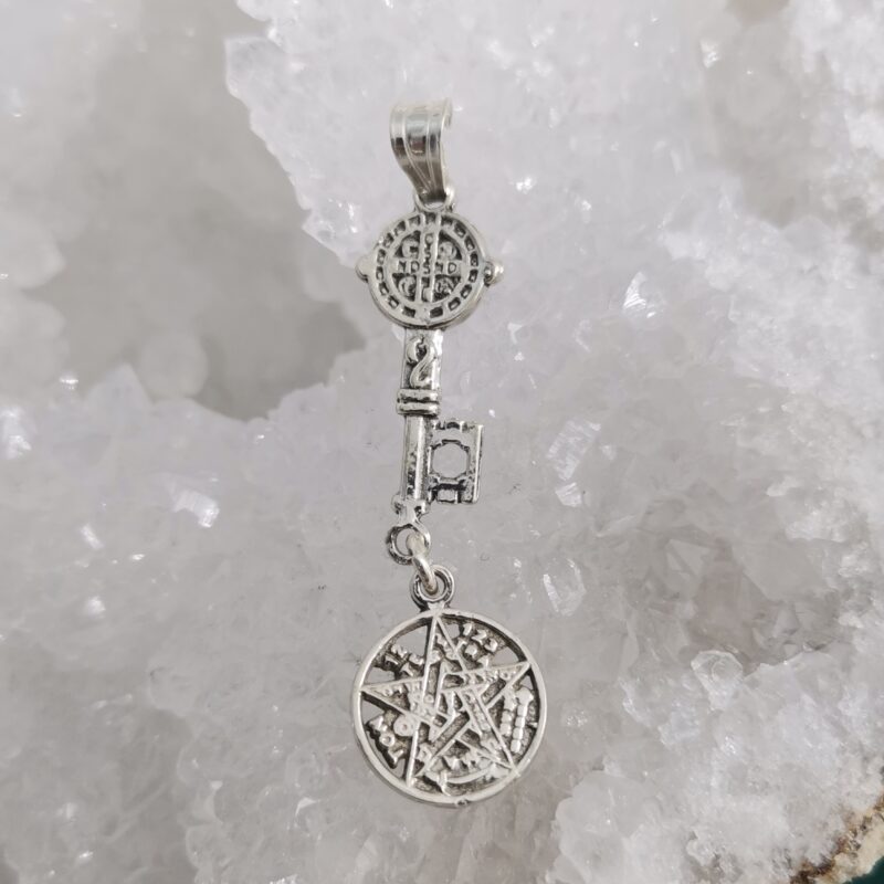 COLGANTE LLAVE DE SAN BENITO Y TETRAGRAMATON PLATA