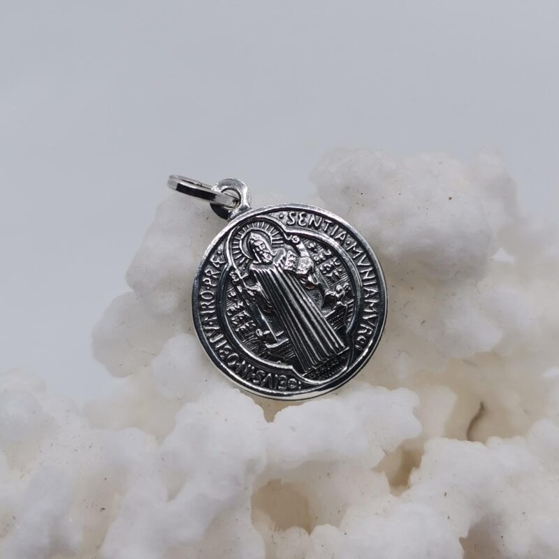 COLGANTE MEDALLA SAN BENITO PLATA 20