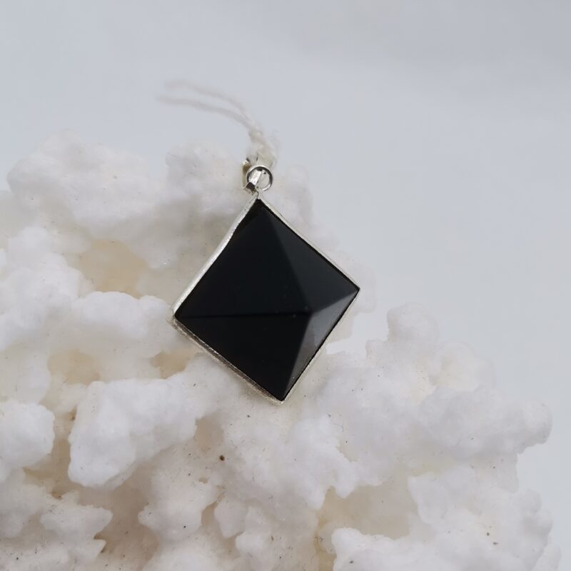 COLGANTE PIRAMIDE DE ONIX PLATA 15