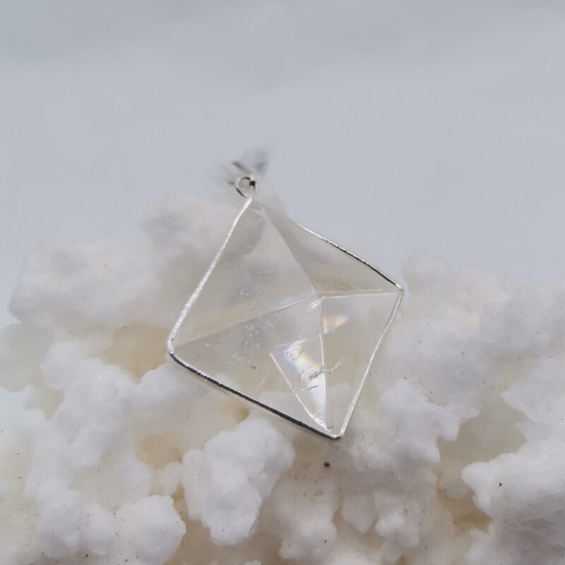 COLGANTE PIRAMIDE DE CUARZO BLANCO PLATA 25