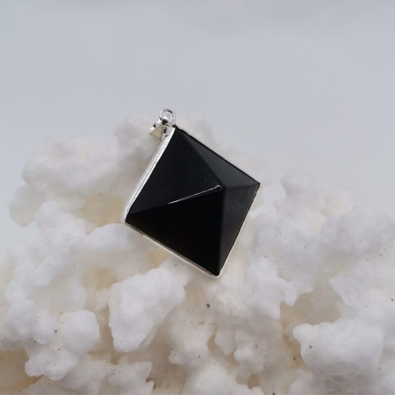 COLGANTE PIRAMIDE DE ONIX PLATA 25