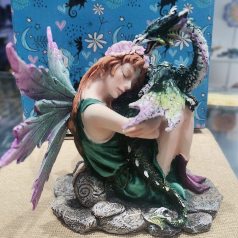 FIGURA HADA SENTADA CON DRAGON 21 CM