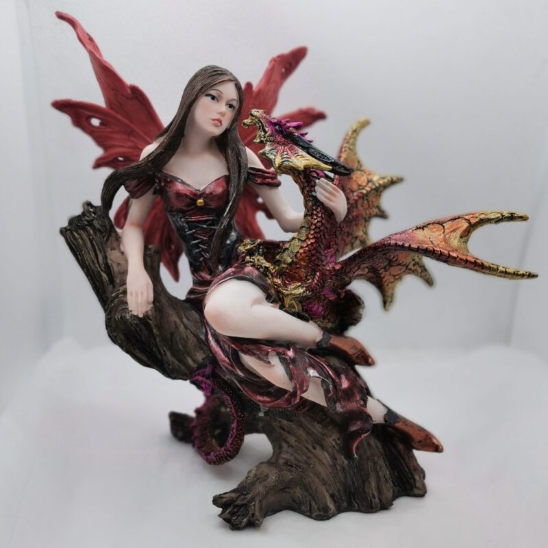 HADA RECOSTADA EN TRONCO CON DRAGON 22 CM