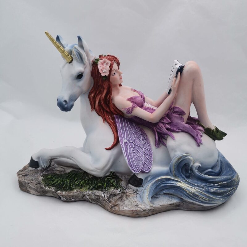 HADA TUMBADA EN UNICORNIO 13 CM