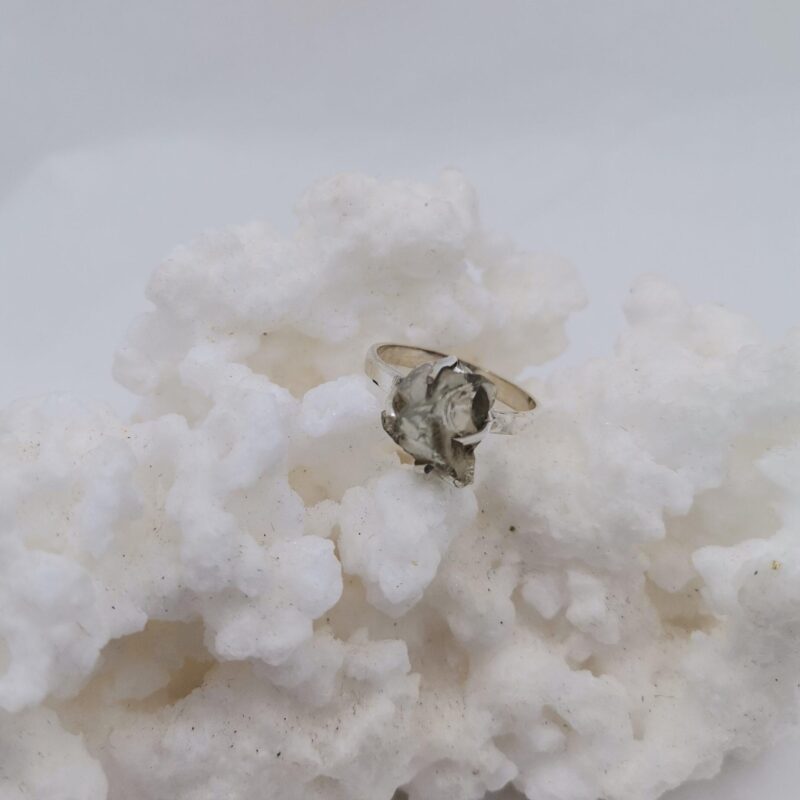 ANILLO PLATA Y CUARZO BLANCO EN BRUTO CUATRO ANCLAJES