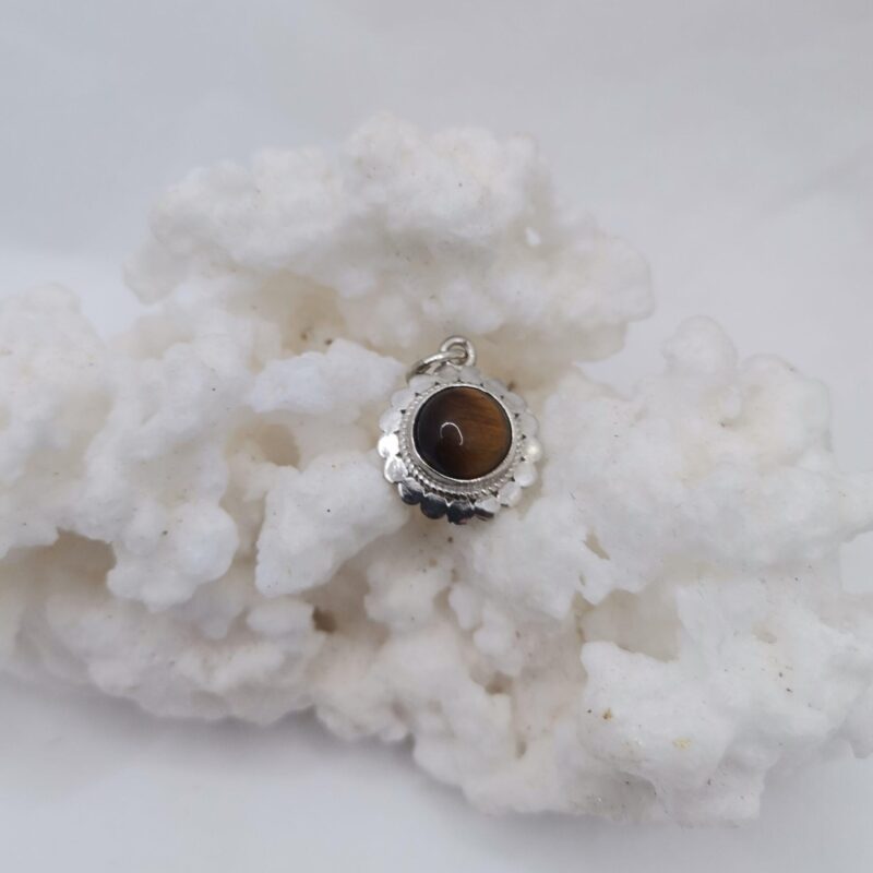 COLGANTE PLATA OJO DE TIGRE REDONDO FLOR