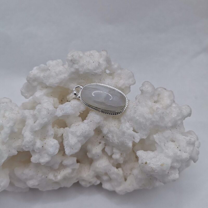 COLGANTE PLATA PIEDRA LUNA OVALADA ALARGADA GRABADA