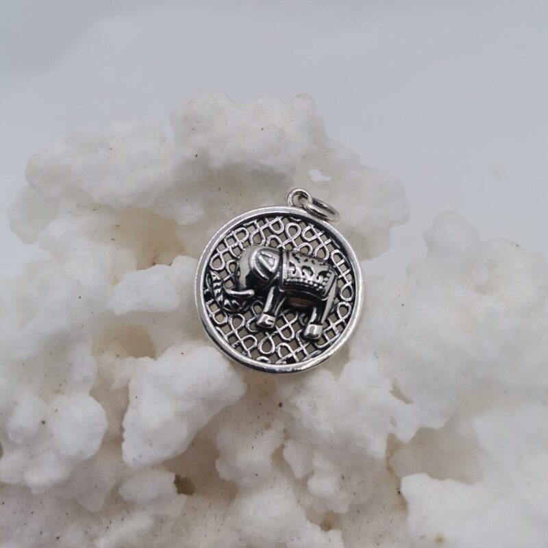 COLGANTE PLATA REDONDO CON ELEFANTE EN RELIEVE