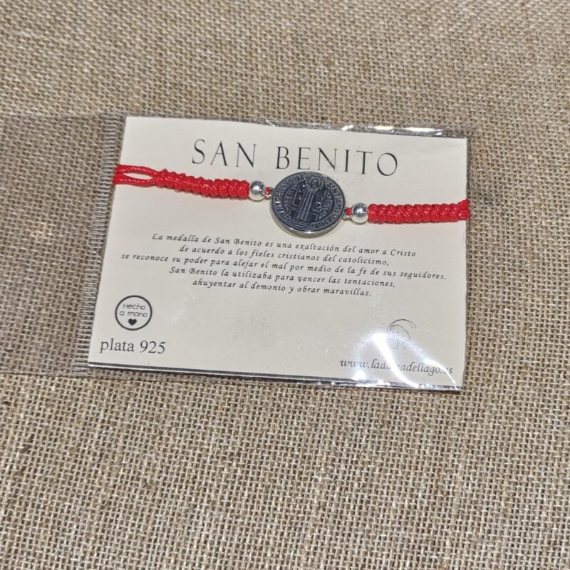 PULSERA SAN BENITO PLATA CUERDA ROJA Y NEGRA