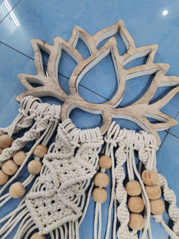 ADORNO PARED ATRAPASUEÑOS FLOR DE LOTO MADERA Y MACRAME - Imagen 2