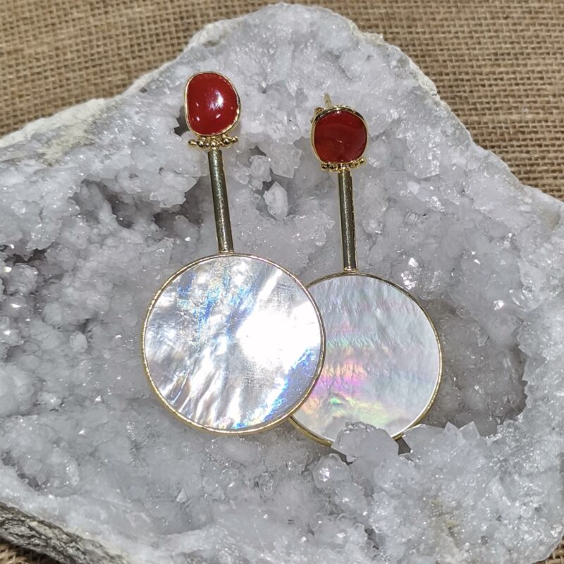 PENDIENTE CORAL Y PERLA ESFERA ROSCA PLATA BAÑO ORO