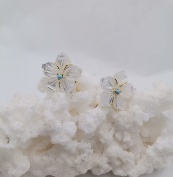 PENDIENTE PERLA Y TURQUESA FLOR PLATA BAÑO ORO OMEGA