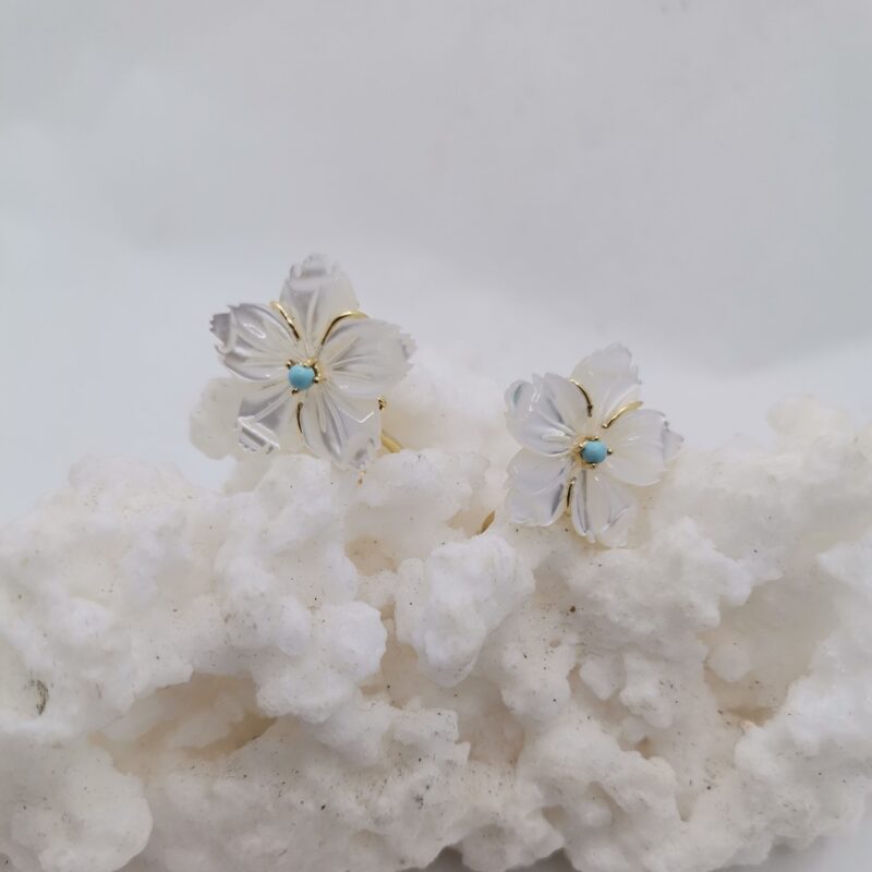 PENDIENTE PERLA Y TURQUESA FLOR PLATA BAÑO ORO OMEGA