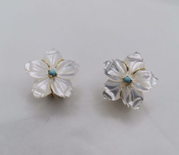 PENDIENTE PERLA Y TURQUESA FLOR PLATA BAÑO ORO OMEGA - Imagen 2