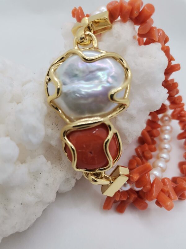 PULSERA CORAL ROJO Y PERLA NATURAL PLATA BAÑO ORO - Imagen 2
