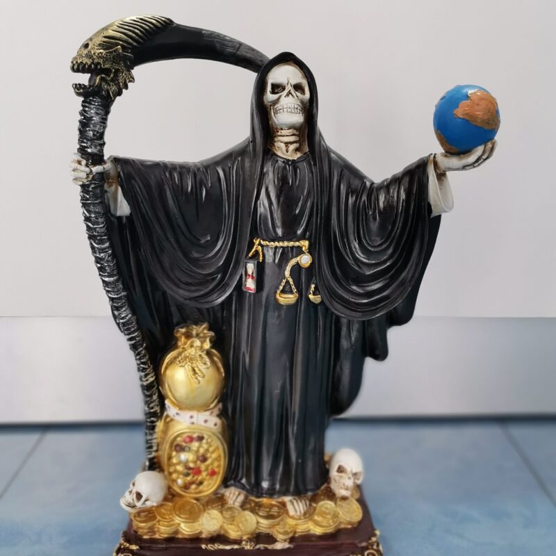 SANTA MUERTE NEGRA CON SACO Y MONEDAS 30 CM