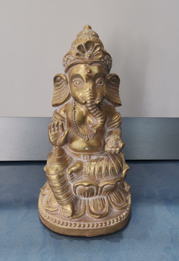 FIGURA GANESHA DORADA SOBRE FLOR DE LOTO