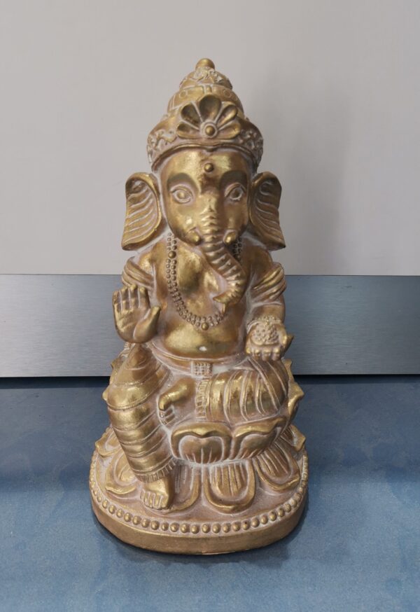FIGURA GANESHA DORADA SOBRE FLOR DE LOTO