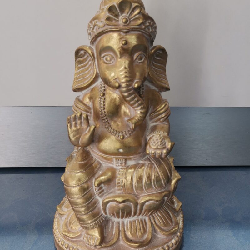 FIGURA GANESHA DORADA SOBRE FLOR DE LOTO