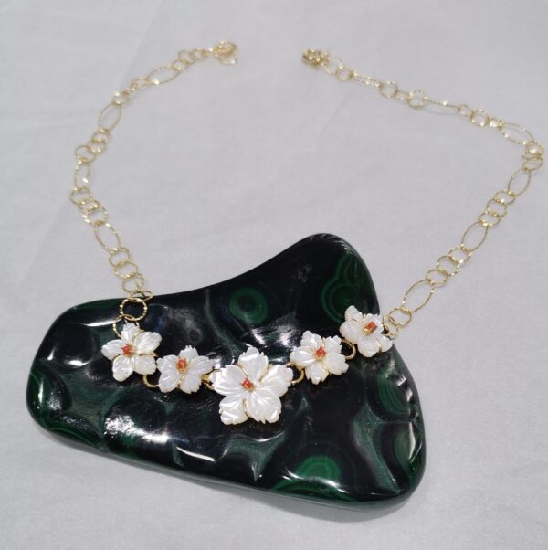 COLLAR FLORES PERLA Y CORAL PLATA BAÑO ORO