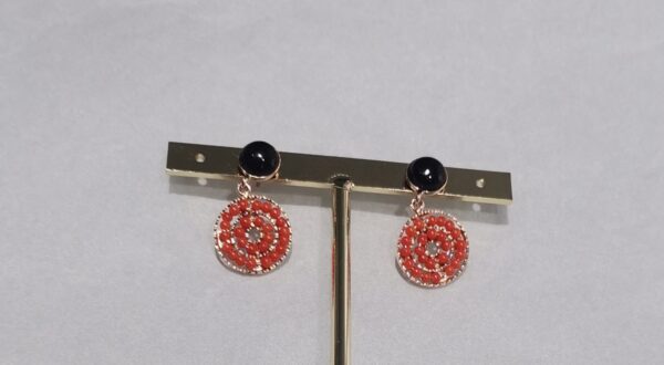 PENDIENTE CORAL Y ONIX GEOMETRIA PEQUEÑA PLATA COBRE