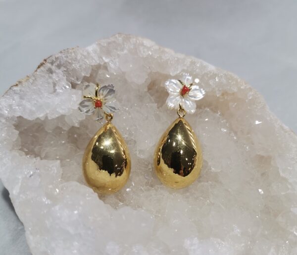 PENDIENTE FLOR PERLA Y CORAL GOTA PLATA BAÑO ORO