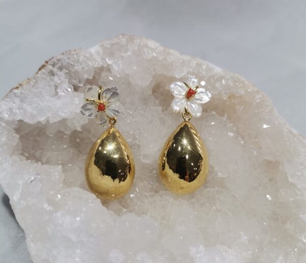 PENDIENTE FLOR PERLA Y CORAL GOTA PLATA BAÑO ORO