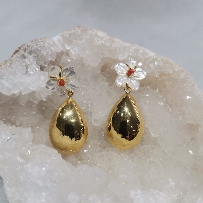 PENDIENTE FLOR PERLA Y CORAL GOTA PLATA BAÑO ORO