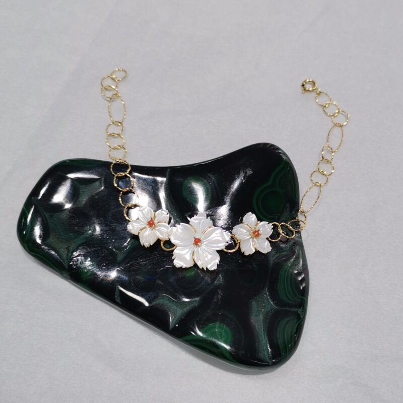 PULSERA FLORES PERLA Y CORAL PLATA BAÑO ORO