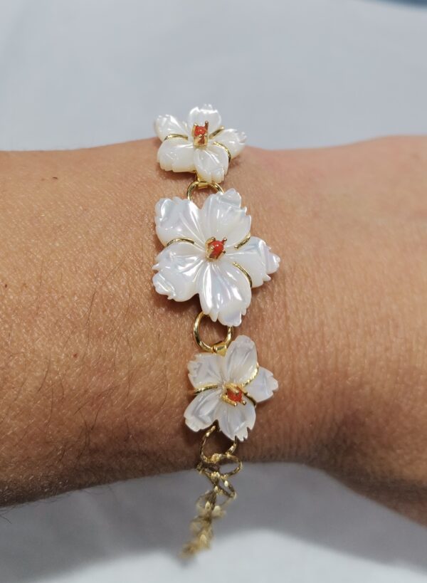 PULSERA FLORES PERLA Y CORAL PLATA BAÑO ORO - Imagen 2